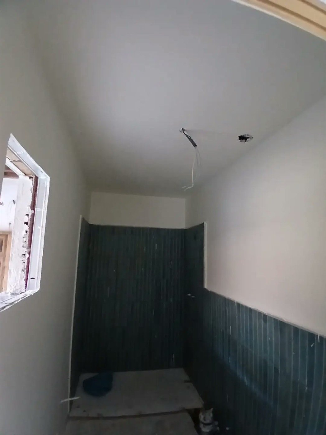 Baño con alicatado nuevo